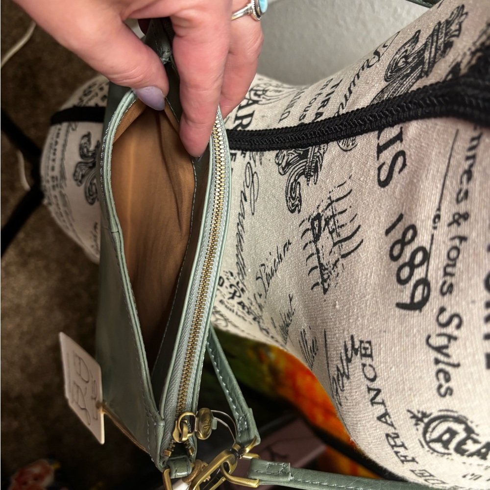 HOBO Jade Darcy Crossbody Leather Bag NWT 💚 - Picture 3 of 16